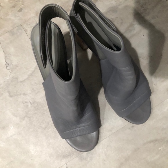 Vince Camuto gray wrap around ankle chunky heels - Picture 1 of 7